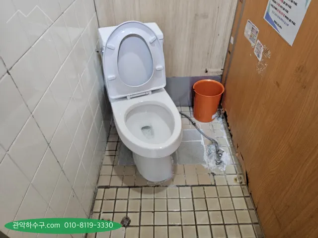 타일 화장실에 새로 놓은 양변기